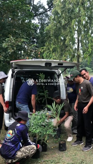 🌿🌏 SELAMAT HARI BUMI ✨

Dari satu langkah kecil, lahir perubahan besar. “Planting Hope, Growing Life”—menanam harapan, menumbuhkan kehidupan. Dalam setiap pohon yang ditanam, tersimpan komitmen untuk menjaga alam,Karena setiap aksi kecil hari ini, punya dampak besar untuk esok hari 🌱

Terima kasih untuk semua yang telah menjadi bagian dari gerakan baik ini bersama BBWS di Urban Forest Bengawan Solo 💚

📲 Reservation & Information:
📞 0271 7464999
📱 0877 7701 4999
🌐 www.adhiwangsahotels.com

#haribumi2026 
#penghijaua 
#adhiwangsahotelsolo